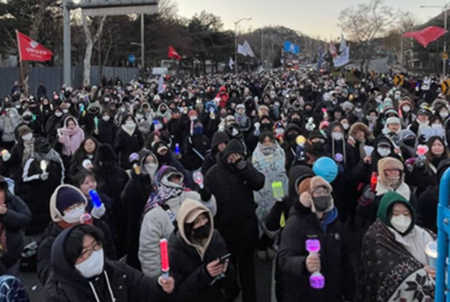 내란수괴 윤석열 버티기, 여전히 공은 광장에 있다