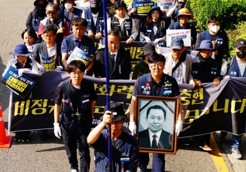 우리가 만든 환한 불빛, 그 아래 가장 어두운 곳에 서 있습니다